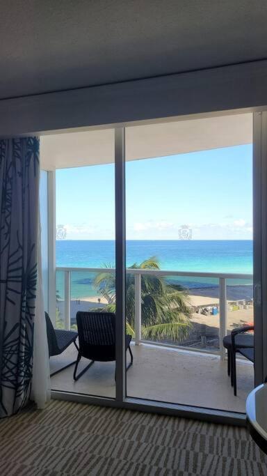 Luxurious Beachfront Studio Apartment Sunny Isles Beach Exterior photo